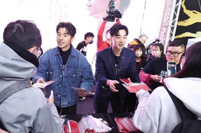 许光汉（左）和施柏宇今在西门町发红包给影迷。（陈俊吉摄）