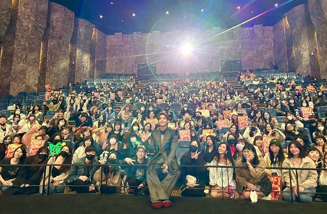 炎亞綸陪粉絲看《我的婆婆怎麼把OO搞丟了》。（威視提供）