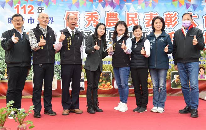 頭份市農會與頭份市公所16日聯合舉辦踩街及表彰優秀農民大會，熱鬧慶祝112年農民節。（苗栗縣政府提供／李京昇苗栗傳真）