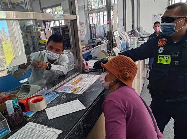 卖菜阿嬷怀疑千元钞真偽，暖警协助她到邮局辨识。（民眾提供）