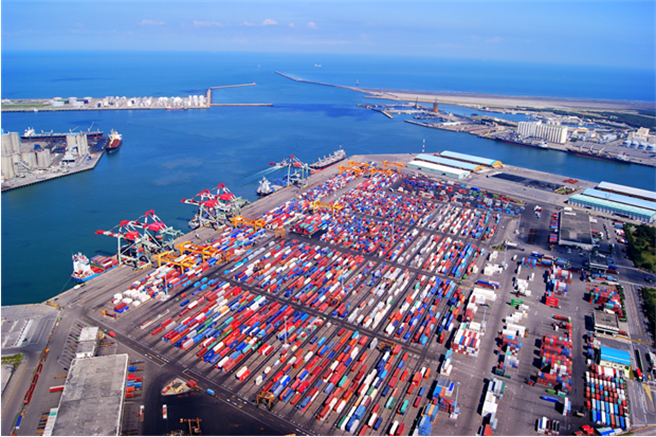 台中港務分公司指出，春節10天連假，全日24小時提供引水、船舶交通服務、船席指泊及港勤船舶調派服務。(台中港務分公司提供)