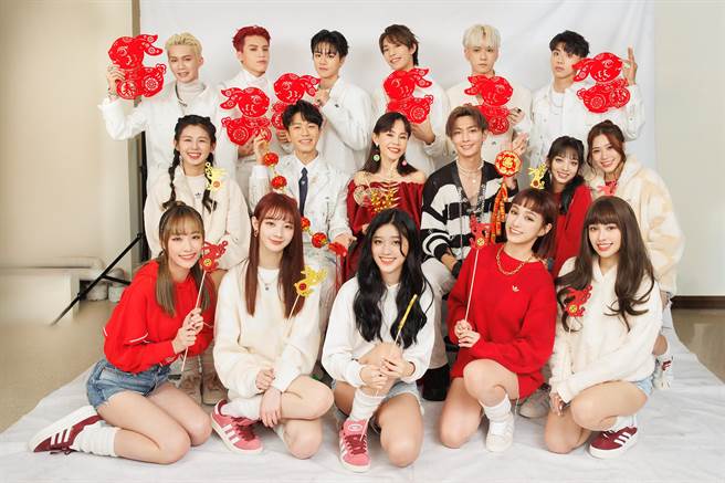 彭佳慧与同门歌手韦礼安、炎亚纶、熊仔、男团Ozone、女团PINK FUN在红白后台大合照。（索尼音乐提供）