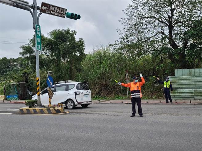 桃園市八德區捷運施工導致交通壅塞，春節期間當地警方將結合義交加強疏解車流。（八德警分局提供／陳夢茹桃園傳真）