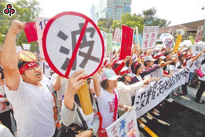 卫福部长薛瑞元去年11月表示，与波波医师相关的7项附带决议，不会执行，回归正常体制。图为过去医学系学生抗议的画面。（本报资料照片）