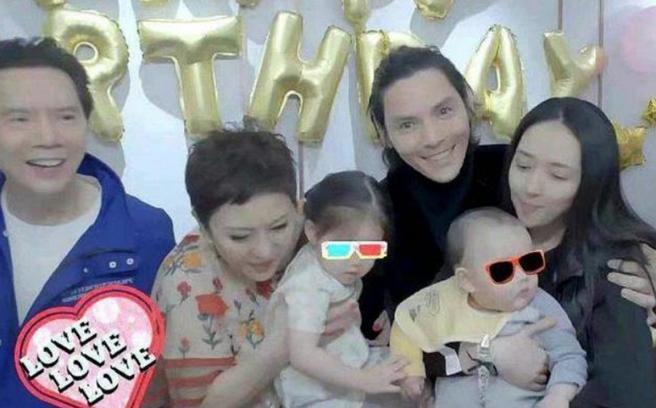 向家全家福中向佐灿笑搂着郭碧婷，被网友推测他已安抚好爱妻成功挽救婚姻。（图／摘自微博）