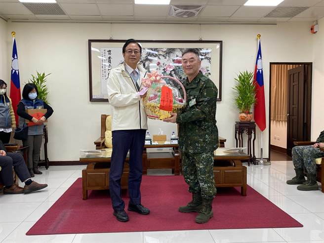 桃园市长张善政致赠劳军款慰劳10个军事单位，感谢国军弟兄灾害防救与疫情期间的帮忙。（蔡明亘摄）