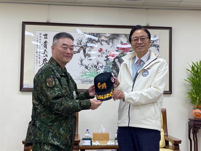 陆军第六军团指挥官叶国辉回赠纪念品。（蔡明亘摄）