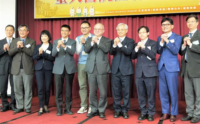 台大医院长期针对高胃癌发生率的偏乡离岛社区进行幽门杆菌根除计画。台大医院院长吴明贤（右五）率领团队成员发表胃癌防治及幽门杆菌治疗相关研发成果。（王家瑜摄）