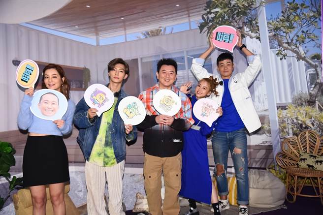 莎莎（左起）、炎亚纶、庹宗康、鬼鬼、姚元浩分别示范各项才能。（好看娱乐提供）