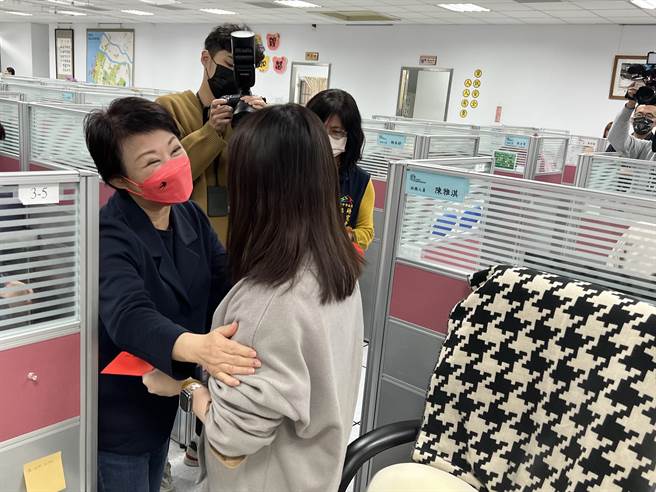 台中市長盧秀燕16日到市府1999話務中心慰問話務人員的辛勞。(林欣儀攝)