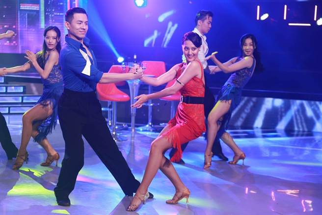 顏晓筠（右）、曾文俊老师。（民视提供）