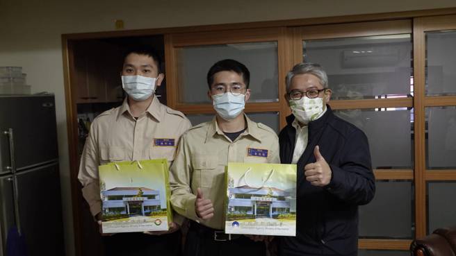 花敬群代理部长与协助赖姓退伍弟兄生活服务替代役役男合影。(内政部提供)