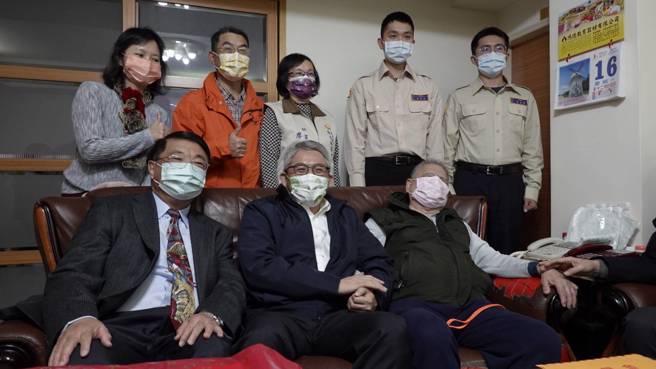 花敬群代理部长探视服义务役期间受伤的赖姓退伍弟兄。(内政部提供)