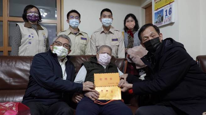 花敬群代理部长致赠赖姓退伍弟兄春节慰问金(品)。(内政部提供)