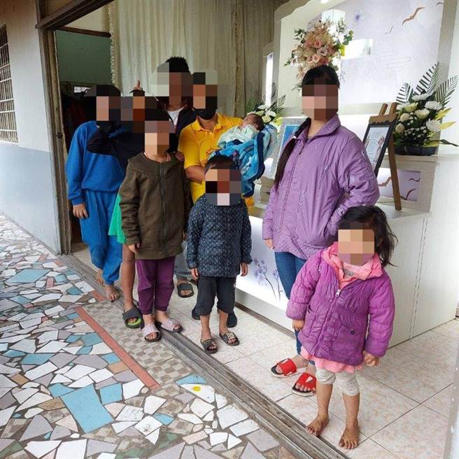45岁张姓女子先后跟6任男友生下10名子女，他病逝遗留4名子女，仅1子成年，其余3人嗷嗷待哺，各界雪中送炭。（民眾提供／杨静茹南投传真）