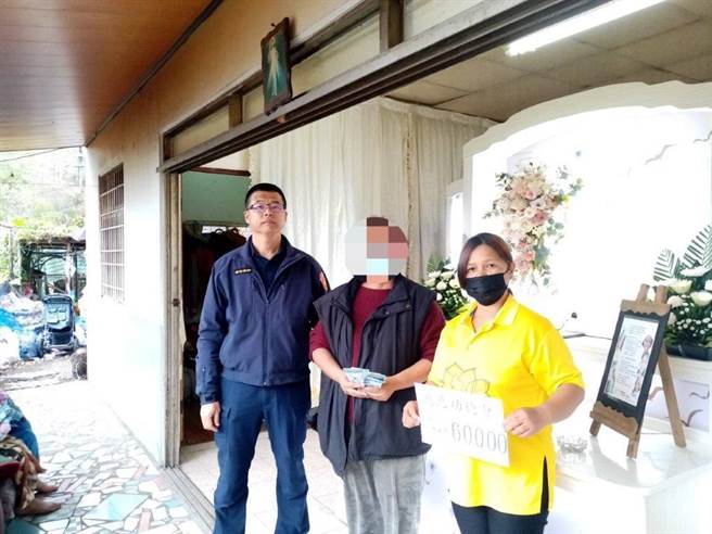 张姓女子上月未婚生女后，6日染肺炎病逝，慈悲功德会捐赠6万元，协助家属办理后事。（民眾提供／杨静茹南投传真）