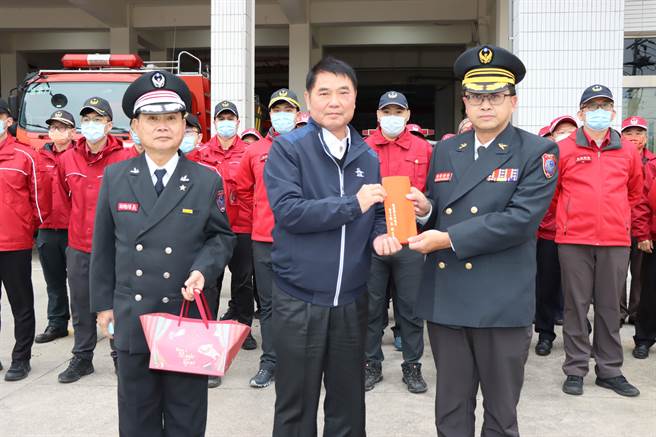 苗栗縣長鍾東錦慰問第1消防大隊。（苗栗縣政府提供／李京昇苗栗傳真）