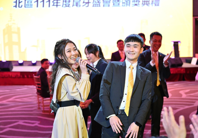 音乐甜心卓文萱不仅以歌声融化现场听眾的耳朵，还跟台下经纪人热情互动，带来活动高潮。（图/ 永庆房产集团提供）