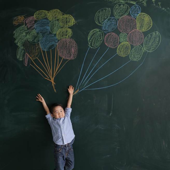 台南老爷行旅与老字号虹牌油漆携手「天才小画家」主题房，双人一泊一食3900元起。(老爷酒店集团提供)