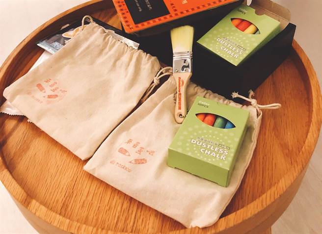 「天才小画家」主题房内附有礼包，拿起粉笔，可在黑板墙上尽情挥洒创意。(老爷酒店集团提供)