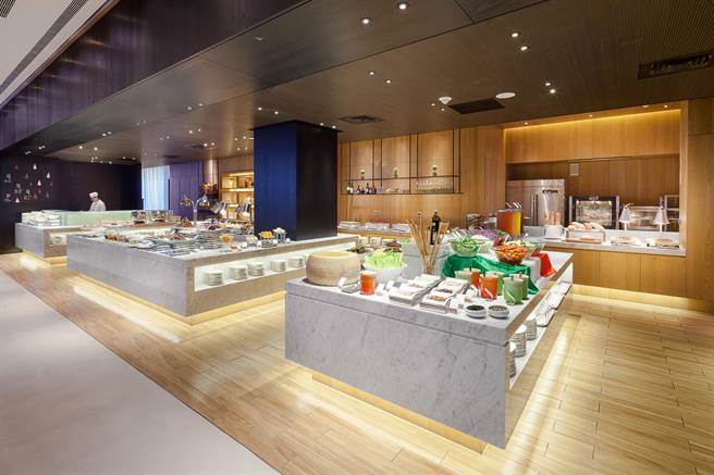 餐厅特别规划「台南小吃区」，吃得到炊米糕、海鲜咸粥、特制土魠鱼羹麵、温体牛肉汤等府城在地美味。(老爷酒店集团提供)