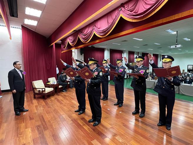 交接宣誓典礼。(蔡依珍摄)