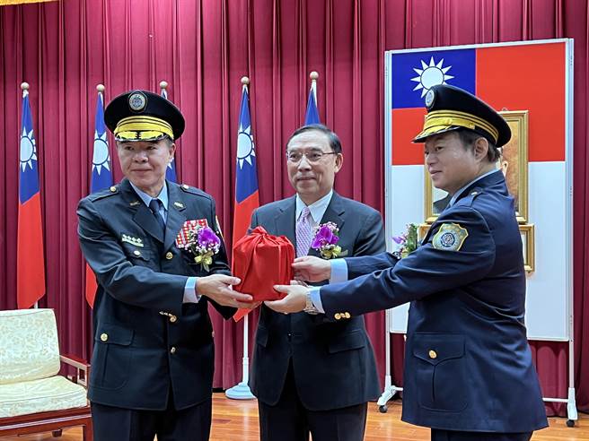 矫正署长黄俊棠届龄退休，新任矫正署长周辉煌16日在法务部长蔡清祥监交下上任。(蔡依珍摄)