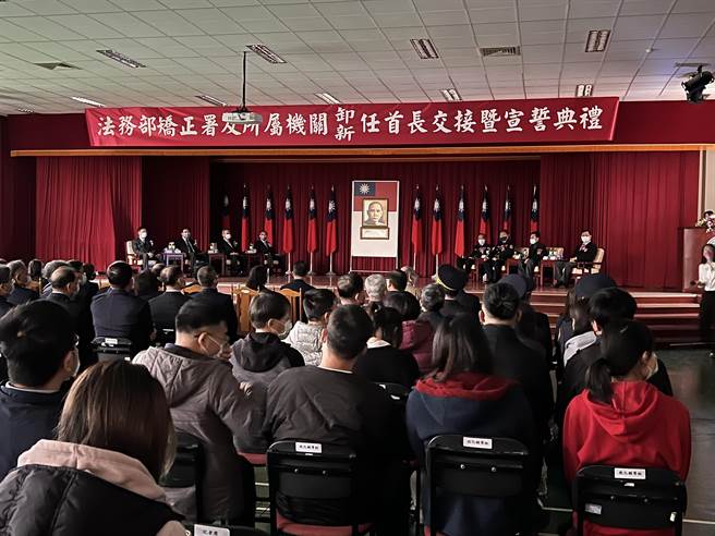 交接典礼一度跳电，现场一片黑，所幸不久就恢復。(蔡依珍摄)