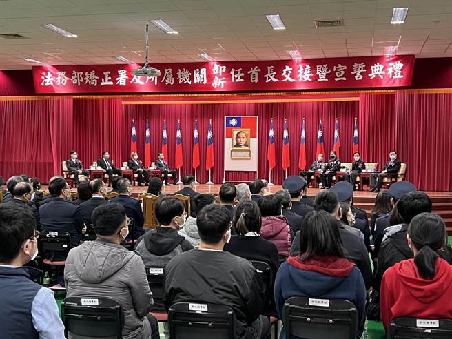 交接典礼一度跳电，现场一片黑，所幸不久就恢復。(蔡依珍摄)