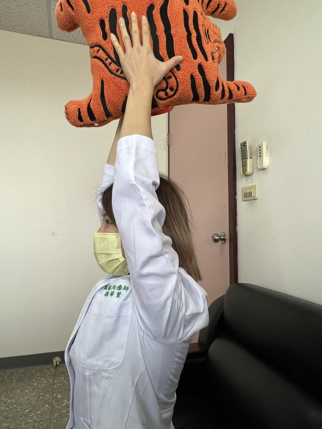 接著上臂不動、盡量貼近耳朵，續慢慢將手伸直將重物上舉，停留3-4秒，再慢慢回到原位。(照片/職能治療師公會張自強提供)