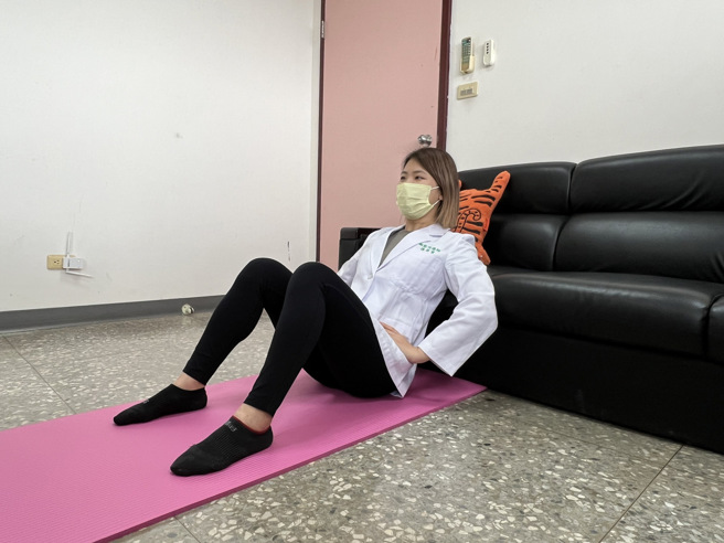 「還你蜜桃臀」是臀推動作，民眾可屈膝坐地，雙腳與肩同寬，肩胛骨下緣貼於沙發上，並調整雙腳和身體距離，確認臀部往上抬時小腿可垂直地面。(照片/職能治療師公會張自強提供)