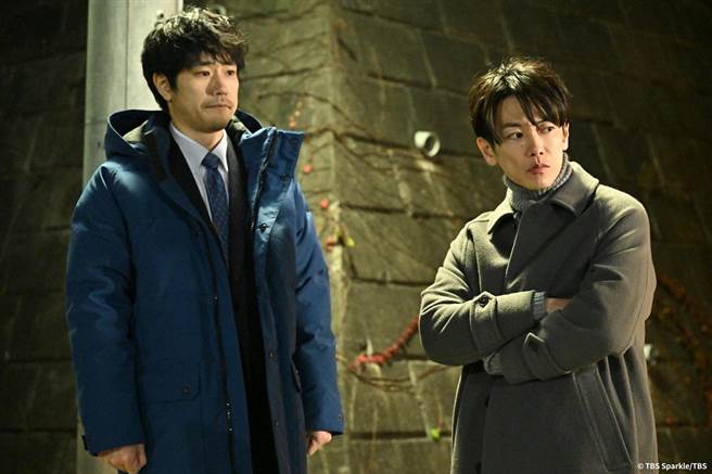 佐藤健（右）变成幽灵在人间徘徊，松山研一是唯一能看到他的人。（friDay影音提供）