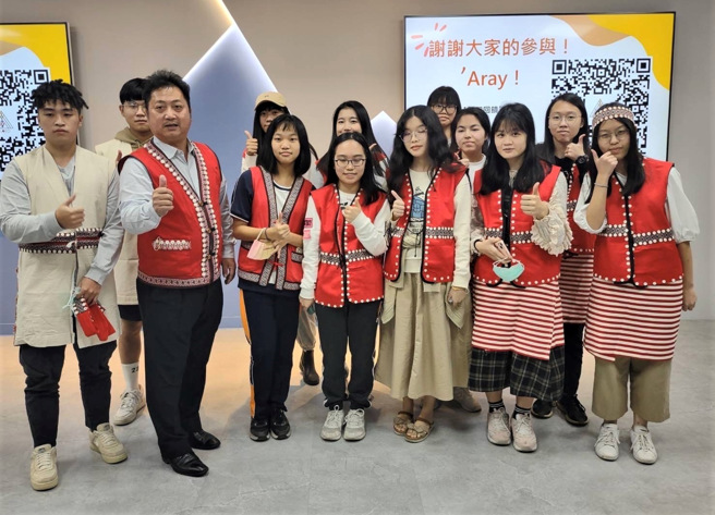 风英辉老师(左2)担任辅仁大学赛夏族语课程讲师，培育年轻族语人才。(照片/新北教育局提供)