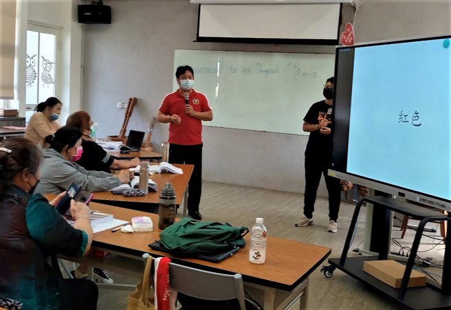 风英辉老师担任新北市族语教师暑期增能研习讲师，协助原教中心担任辅导工作。(照片/新北教育局提供)