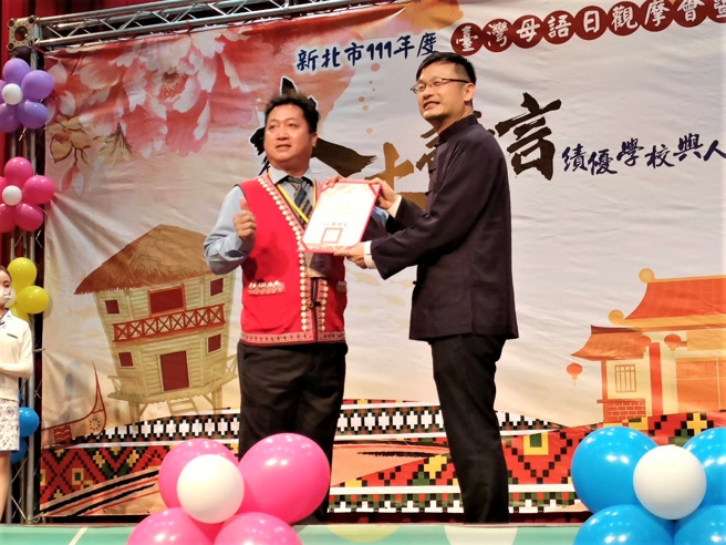 风英辉老师(左)荣获新北市110年资深优秀族语教师。(照片/新北教育局提供)