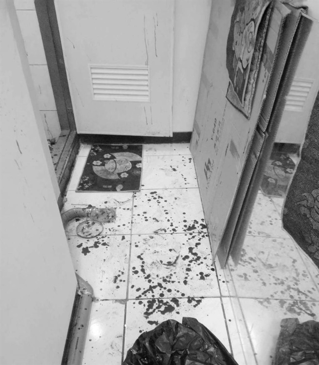 蔡姓男子去年11月因找前妻未果，持西瓜刀追砍槟榔摊陈姓老板夫妻，案发现场血迹斑斑，今嘉义地检署检察官对蔡男提起公诉。（读者提供∕吕妍庭嘉义传真）