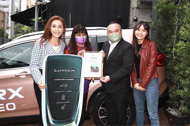 梁佑南（左）带着女儿方琦（右）做公益，为偏乡协会募得资源车。左二为理事长陈宜桦，右二为捐赠的企业主锺文智。（民视提供）