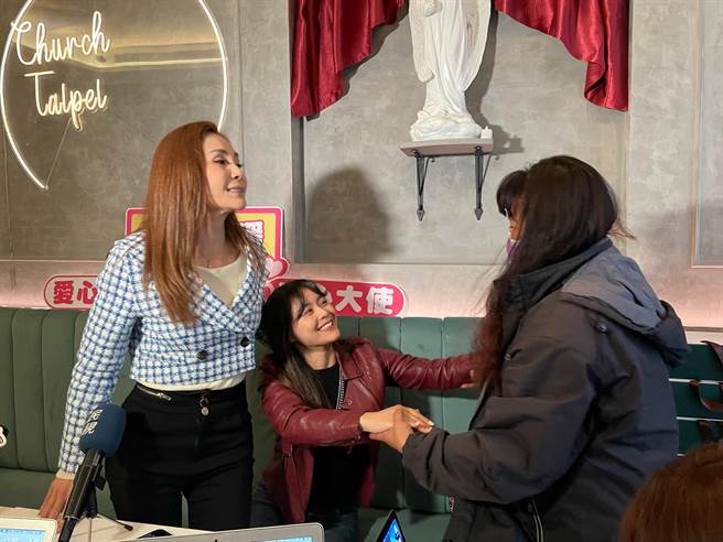 台东县原住民嘎呜啦瀚发展协会的理事长陈宜桦（右）要离开记者会时，特别向梁佑南跟方琦拥抱感谢。（民视提供）