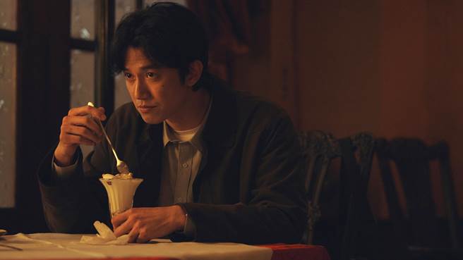 吳慷仁加入很多小動作強化角色特質。（NETFLIX提供）