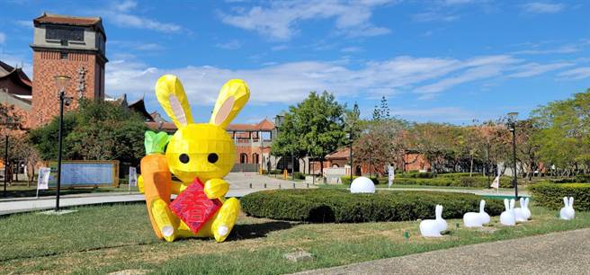 近日民眾行经台1线嘉义县表演艺术中心前，都会被入口处3.5公尺高的萌兔花灯所吸引。（嘉义县表演艺术中心提供∕吕妍庭嘉义传真）