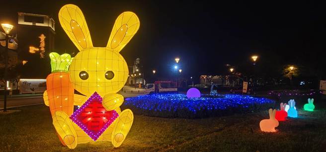 近日民眾行经台1线嘉义县表演艺术中心前，都会被入口处3.5公尺高的萌兔花灯所吸引。（嘉义县表演艺术中心提供∕吕妍庭嘉义传真）