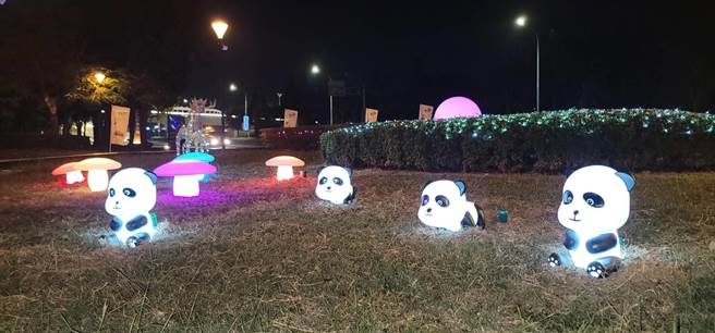 不只萌兔，还有鹅、猫咪、熊猫等，各种可爱动物营造光环境。（嘉义县表演艺术中心提供∕吕妍庭嘉义传真）