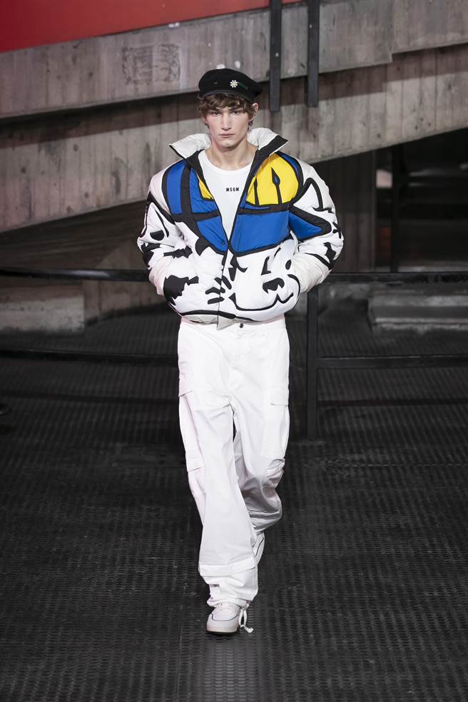 MSGM 2023秋冬男裝系列以校園為題，服裝上也增添如校園吉祥物、校徽等圖樣。（MSGM提供） 