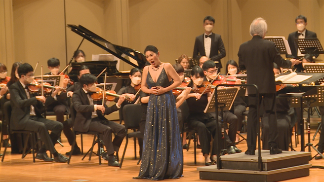 日前在嘉义市文化局音乐厅举办「新年音乐会」，邀请旅义台湾知名女高音耿立与、男中音丁一宪等声乐家，共同演绎多首精彩的歌剧选粹与艺术歌曲。（读者提供∕吕妍庭嘉义传真）