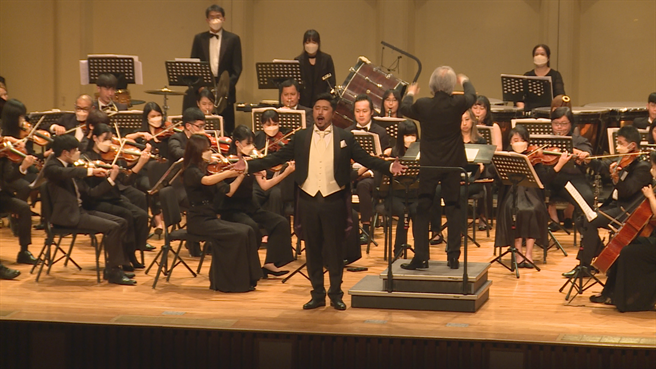 日前在嘉义市文化局音乐厅举办「新年音乐会」，邀请旅义台湾知名女高音耿立与、男中音丁一宪等声乐家，共同演绎多首精彩的歌剧选粹与艺术歌曲。（读者提供∕吕妍庭嘉义传真）