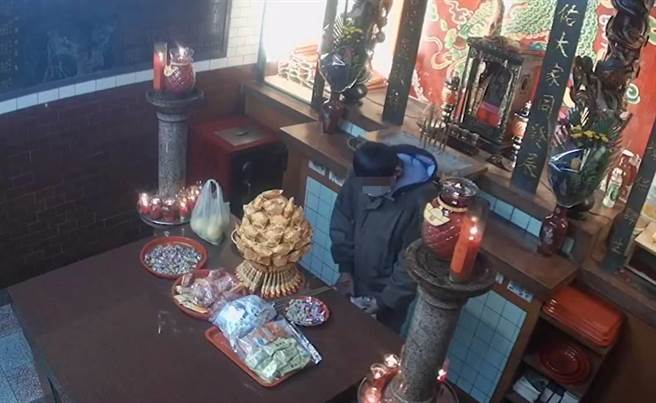 桃园大园49岁陈姓男子因缺钱花用，竟带自制钓竿到土地公庙偷香油钱。（翻摄照片／蔡明亘桃园传真）
