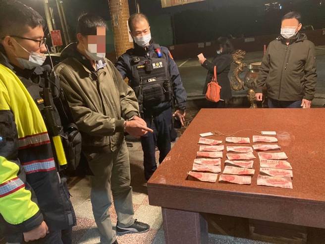 陈男昨晚带着自制钓竿前往宫庙「钓」香油钱，当场被逮个正着。（翻摄照片／蔡明亘桃园传真）