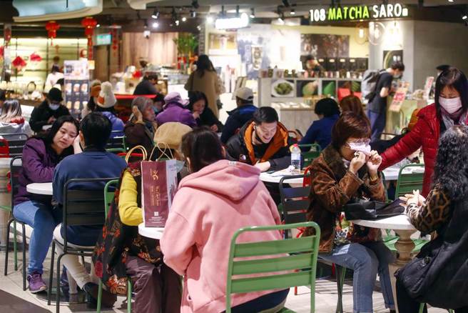 指揮中心表示， 第二階段的口罩鬆綁政策，一月底就會宣布。圖為民眾在美食街用餐情形。（鄧博仁攝）