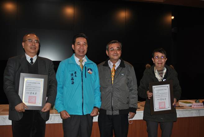 主委陈福海(左2)于委员会议中，颁发聘书给县选委会新一届期监察小组委员。(图／金门县选委会提供)