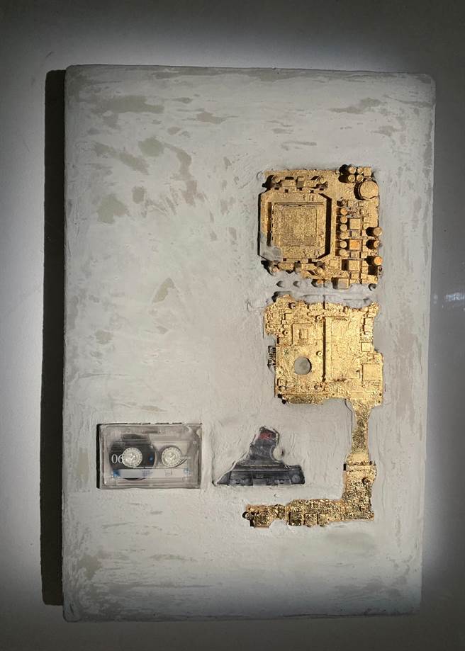 黄赞伦将物件、肖像、主机板再次的「叫出」后再封存成一件件固态的作品，他并不想还原真实的故事，而是留给观者许多想像。（邓博仁摄）